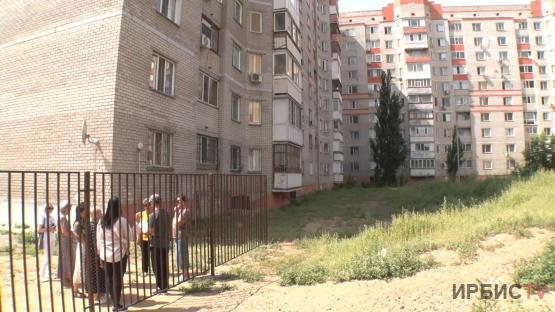 На самозахват придомовой территории жалуются жильцы многоэтажки в Павлодаре